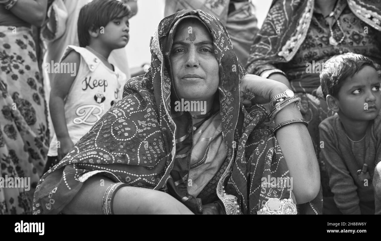 21 novembre 2021 Reengus, Rajasthan, Inde.Femme indienne non identifiée regardant la caméra dans la maison du marié.Photographie de la saison des mariages indiens. Banque D'Images