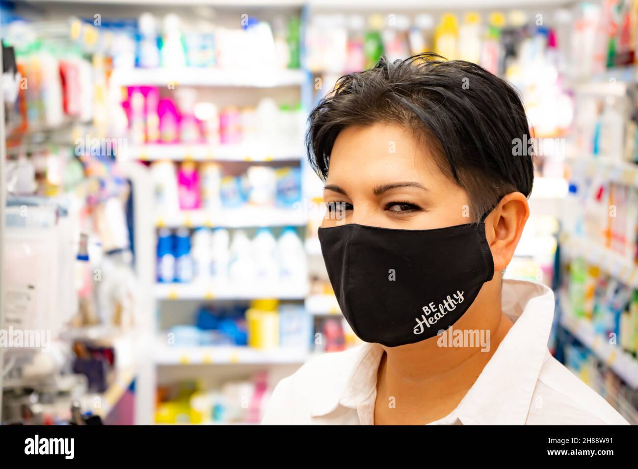 Bonne femme asiatique naturelle au supermarché.Regarder l'appareil photo Banque D'Images