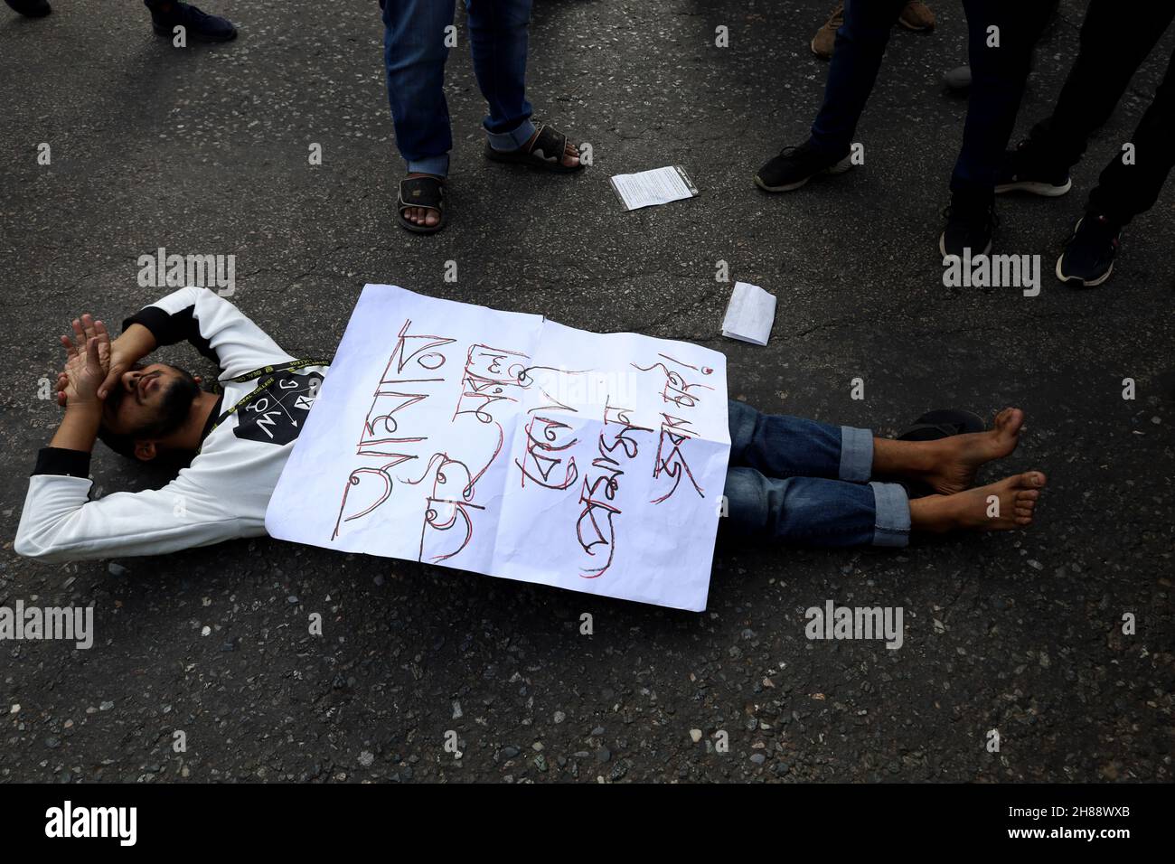 Dhaka, Bangladesh.28 novembre 2021.Nayeem Hasan, étudiant en deuxième année du Collège notre Dame, a été tué dans un accident de la route par un camion-porteur de Dhaka South City Corporation.Dans ce contexte, les étudiants des différents collèges de Dhaka sont descendus dans la rue pour demander justice.Des milliers d'étudiants ont bloqué certains points principaux de la ville de Dhaka pour avoir exigé la sécurité routière.Leur mouvement continuera jusqu'à ce qu'une décision soit prise par le gouvernement.(Photo de Syed Mahabubul Kader/Pacific Press) crédit: Pacific Press Media production Corp./Alay Live News Banque D'Images