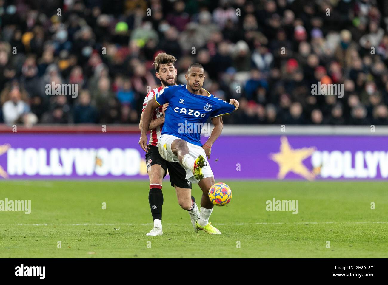 LONDRES, GBR.28 NOV Salomón Rondón d'Everton contrôle le ballon lors du match de Premier League entre Brentford et Everton au stade communautaire de Brentford, Brentford, le dimanche 28 novembre 2021.(Crédit : Juan Gasparini | ACTUALITÉS MI) crédit : ACTUALITÉS MI et sport /Actualités Alay Live Banque D'Images