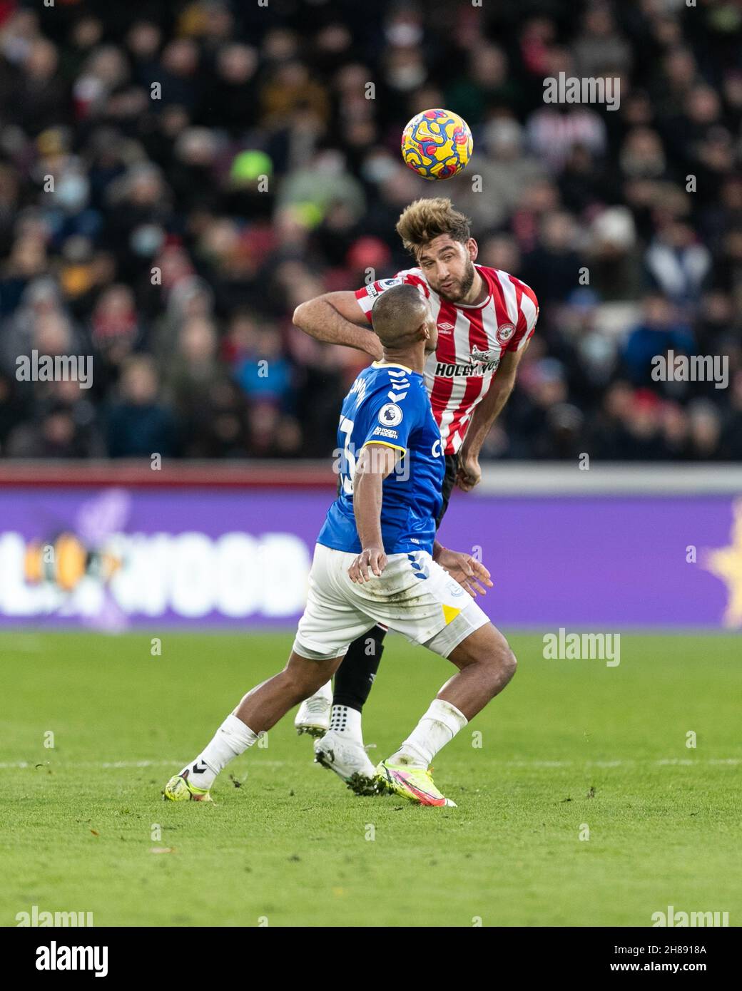 LONDRES, GBR.28 NOVEMBRE Charlie Goode de Brentford avec un titre lors du match de Premier League entre Brentford et Everton au stade communautaire de Brentford, Brentford, le dimanche 28 novembre 2021.(Crédit : Juan Gasparini | ACTUALITÉS MI) crédit : ACTUALITÉS MI et sport /Actualités Alay Live Banque D'Images