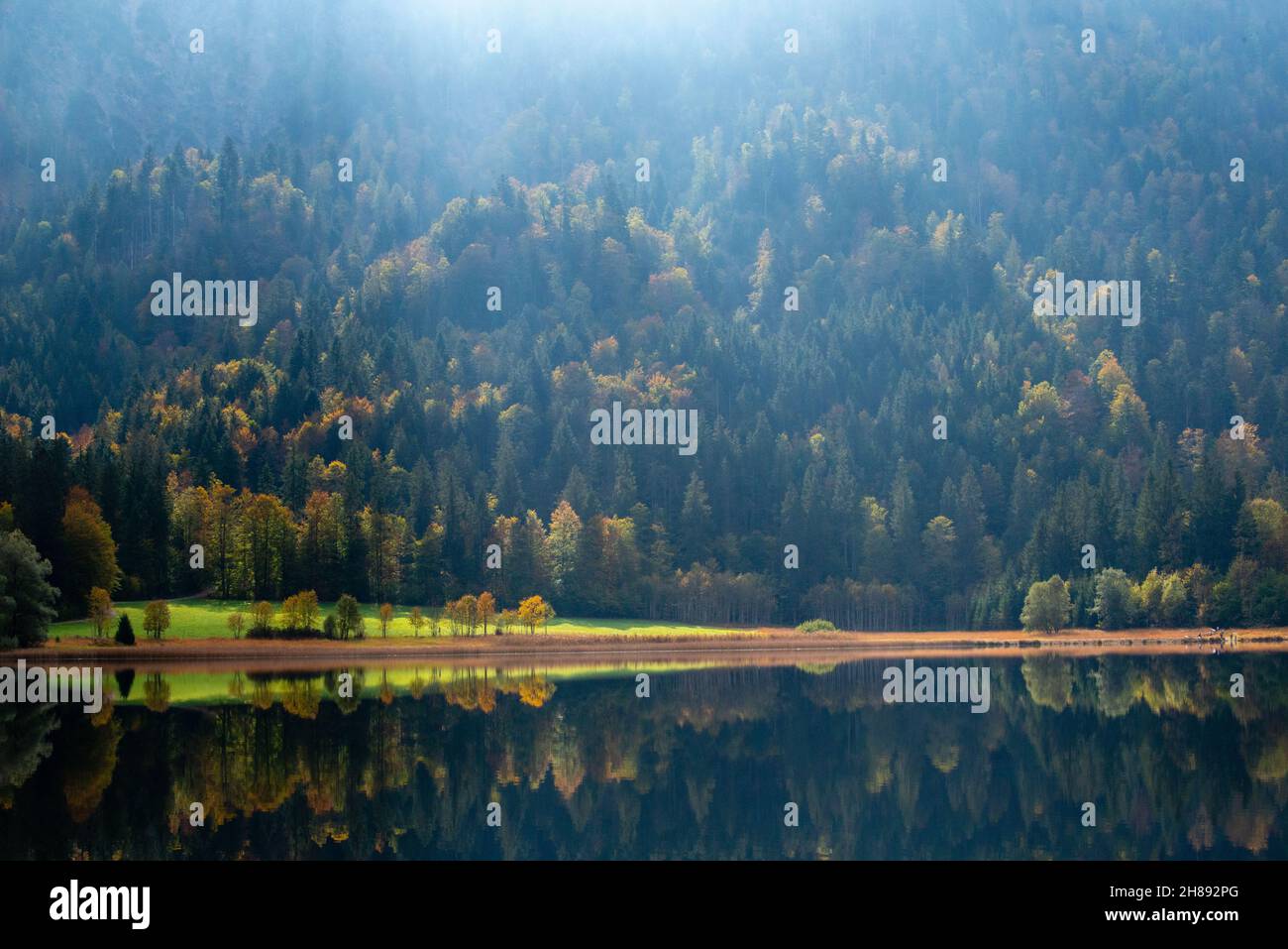 Lac Weitsee en automne en contre-jour avec de fantastiques rayons de soleil, Reit im Winkl, région de Chiemgau, haute-Bavière, sud de l'Allemagne, Banque D'Images