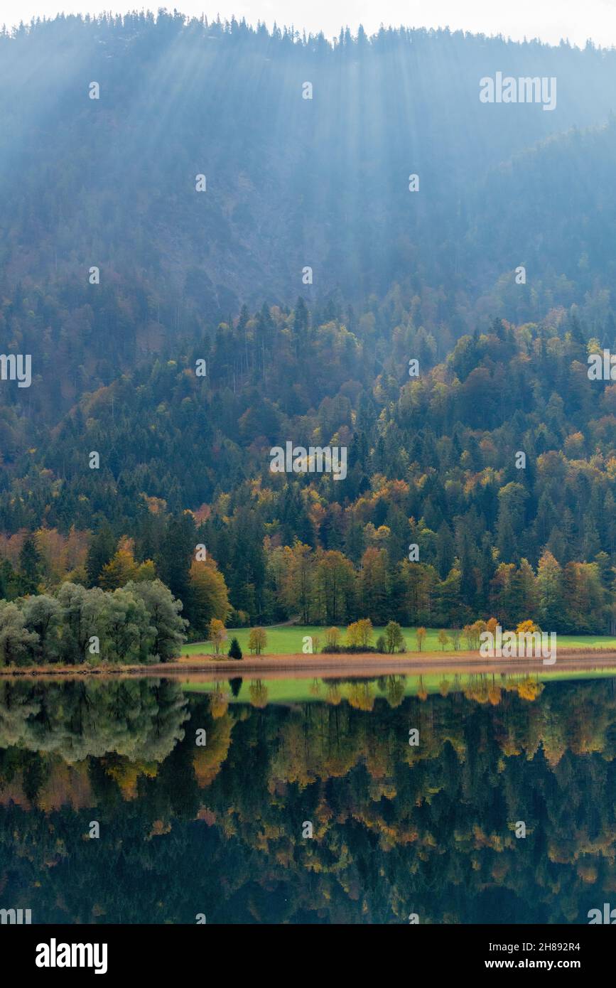 Lac Weitsee en automne en contre-jour avec de fantastiques rayons de soleil, Reit im Winkl, région de Chiemgau, haute-Bavière, sud de l'Allemagne, Banque D'Images