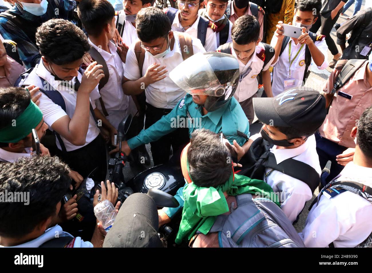 Dhaka, Dhaka, Bangladesh.28 novembre 2021.Nayeem Hasan, étudiant en deuxième année du Collège notre Dame, a été tué dans un accident de la route par un camion-porteur de Dhaka South City Corporation.Dans ce contexte, les étudiants des différents collèges de Dhaka sont descendus dans la rue pour demander justice.Des milliers d'étudiants ont bloqué certains points principaux de la ville de Dhaka pour avoir exigé la sécurité routière.Leur mouvement continuera jusqu'à ce qu'une décision soit prise par le gouvernement.Les étudiants vérifient les documents de transport publics, privés et gouvernementaux et le permis de conduire.Ils vérifient également les véhicules de police.( Banque D'Images