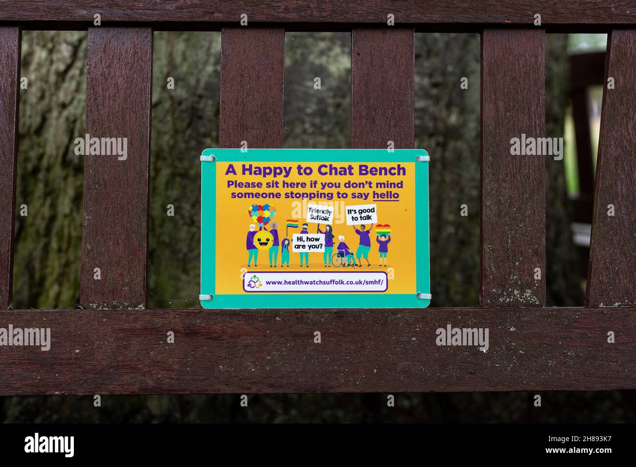 Woodbridge Suffolk Royaume-Uni juillet 07 2021: 'Heureux de chat' signer sur un banc qui vise à aider avec la santé mentale, les problèmes sociaux et la solitude Banque D'Images