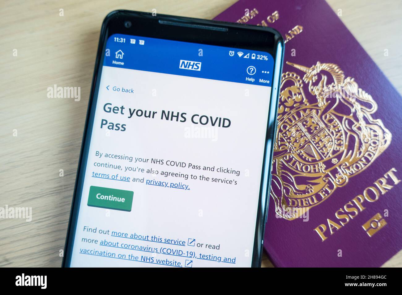 NHS Covid Pass pour les voyages nationaux et internationaux sur un smartphone avec passeport britannique en arrière-plan Banque D'Images