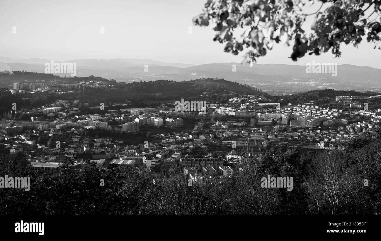 Panorama de la ville de Braga, vue depuis la colline de l'église BOM Jesus do Monte.Portugal.Photo en noir et blanc. Banque D'Images