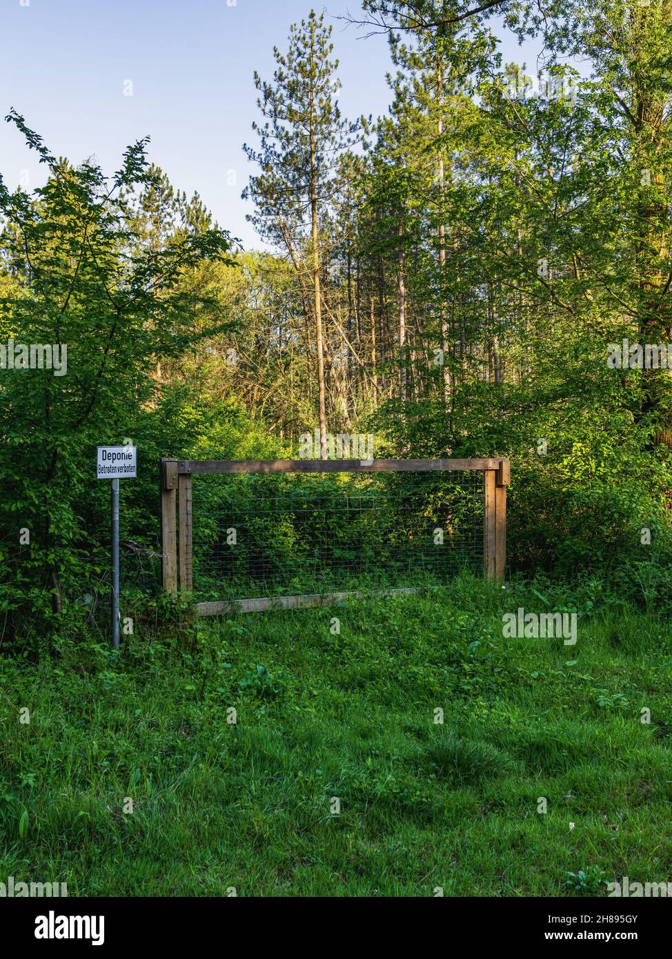 Porte fermée avec un panneau: Deponie Betreten verboten (allemand pour: Décharge, ne pas entrer), vu dans une forêt à Ratingen, Rhénanie-du-Nord-Westphalie, Allemagne Banque D'Images