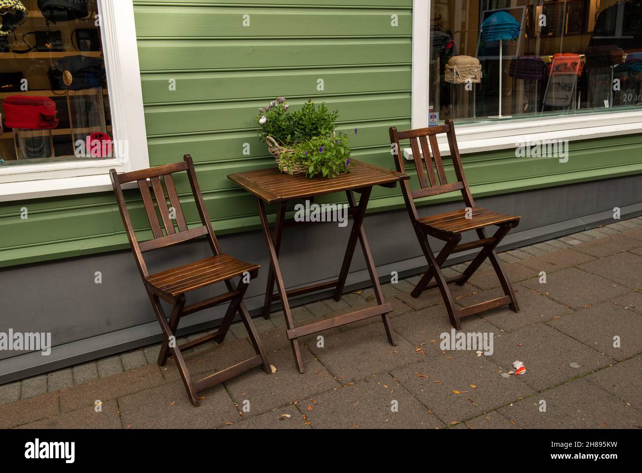 Une paire de chaises en bois à l'extérieur d'un bâtiment dans le centre-ville de Reykjavik Banque D'Images