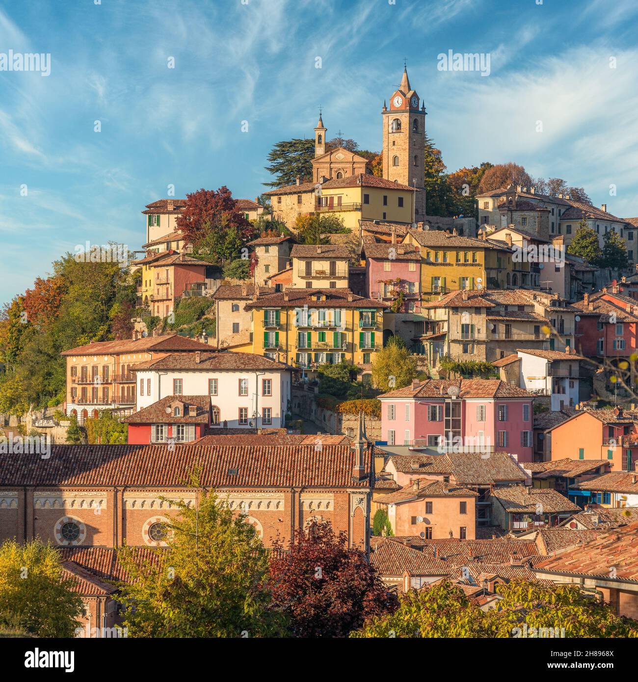 Vue panoramique du village de Monforte d'Alba en automne.Région de Langhe, Piémont, Cuneo, Italie. Banque D'Images