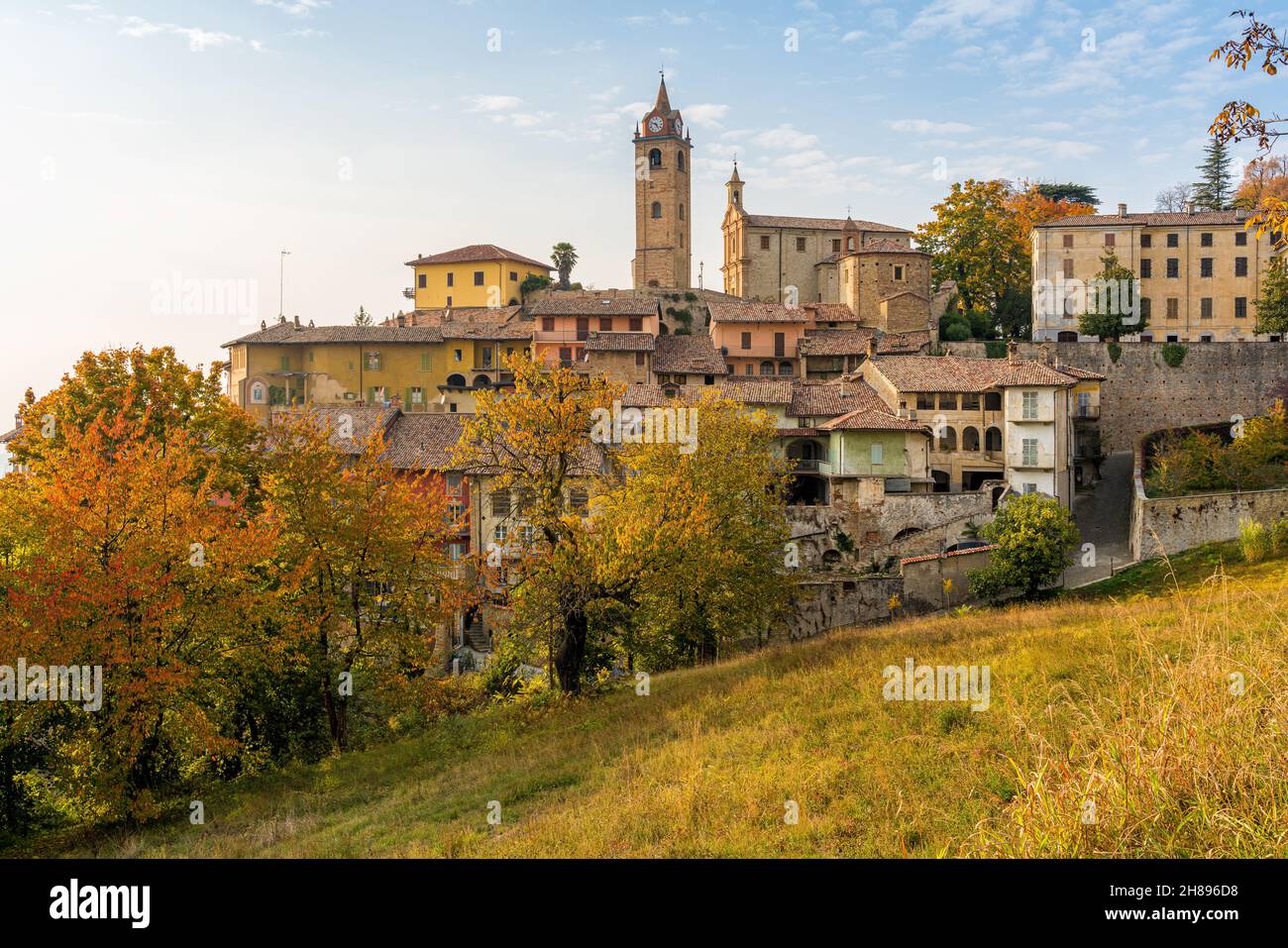 Vue panoramique du village de Monforte d'Alba en automne.Région de Langhe, Piémont, Cuneo, Italie. Banque D'Images