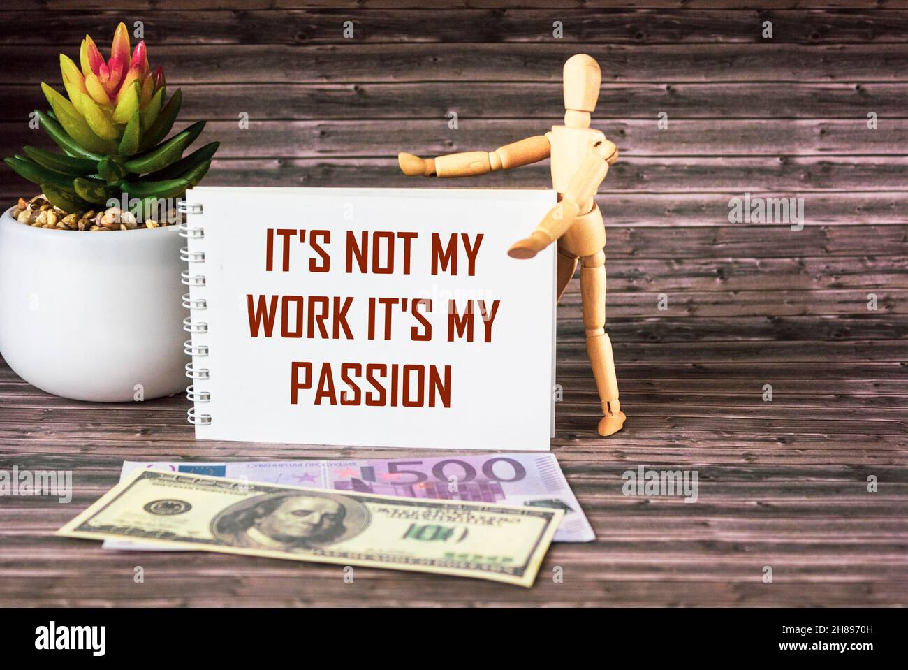Ce N Est Pas Mon Travail C Est Ma Passion Citation Inspirante Sur Un Carnet Pres De L Argent Une Poupee En Bois Et Une Fleur De Cactus Sur Un Fond En Bois Photo Stock