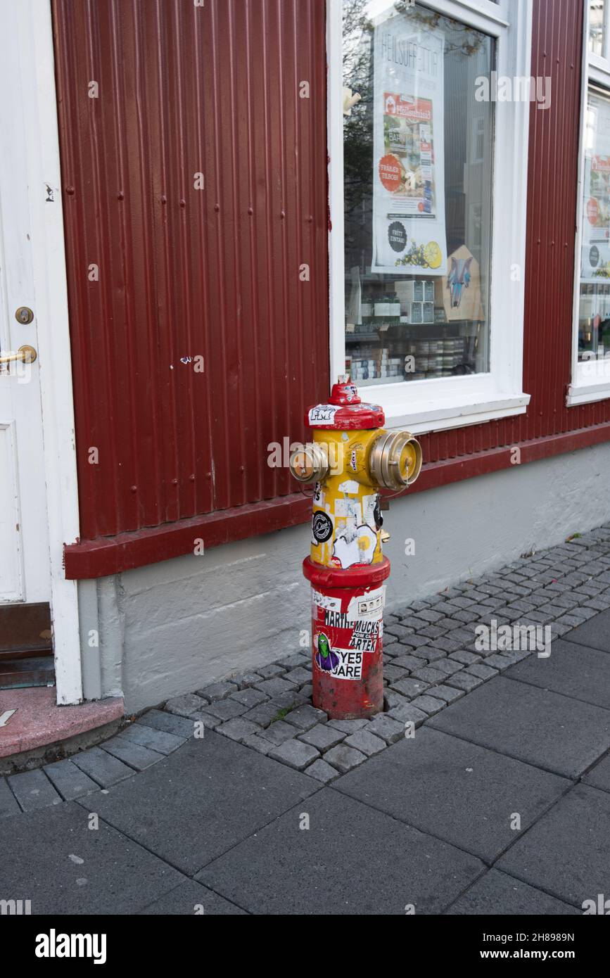 Incendie multicolore dans les rues de Reykjavik, islande Banque D'Images