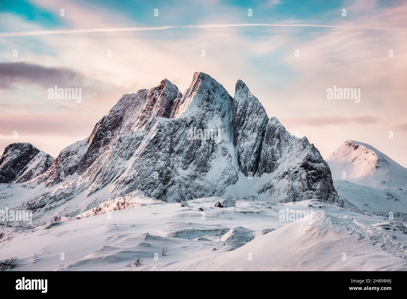 Majestueuse montagne enneigée avec un ciel coloré sur la montagne de Segla sur l'île de Senja en hiver en Norvège Banque D'Images