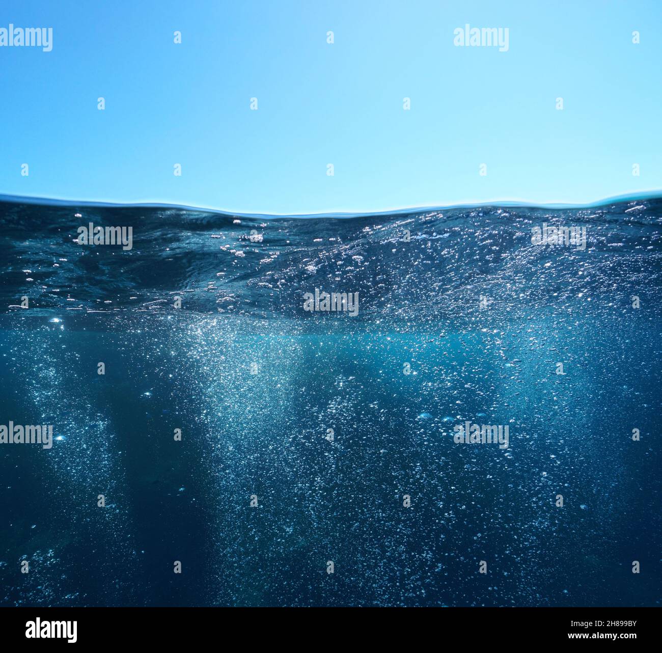 Bulles d'air sous la mer et le ciel bleu, vue partagée sur et sous la surface de l'eau, mer Méditerranée Banque D'Images