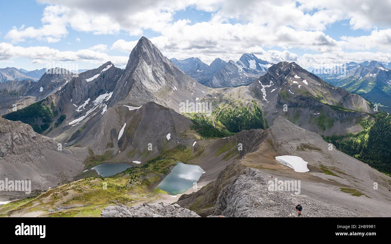 vue magnifique des Alpes aux couleurs de l'automne avec pic dominant et un peu de neige, Rocheuses canadiennes, Canada Banque D'Images