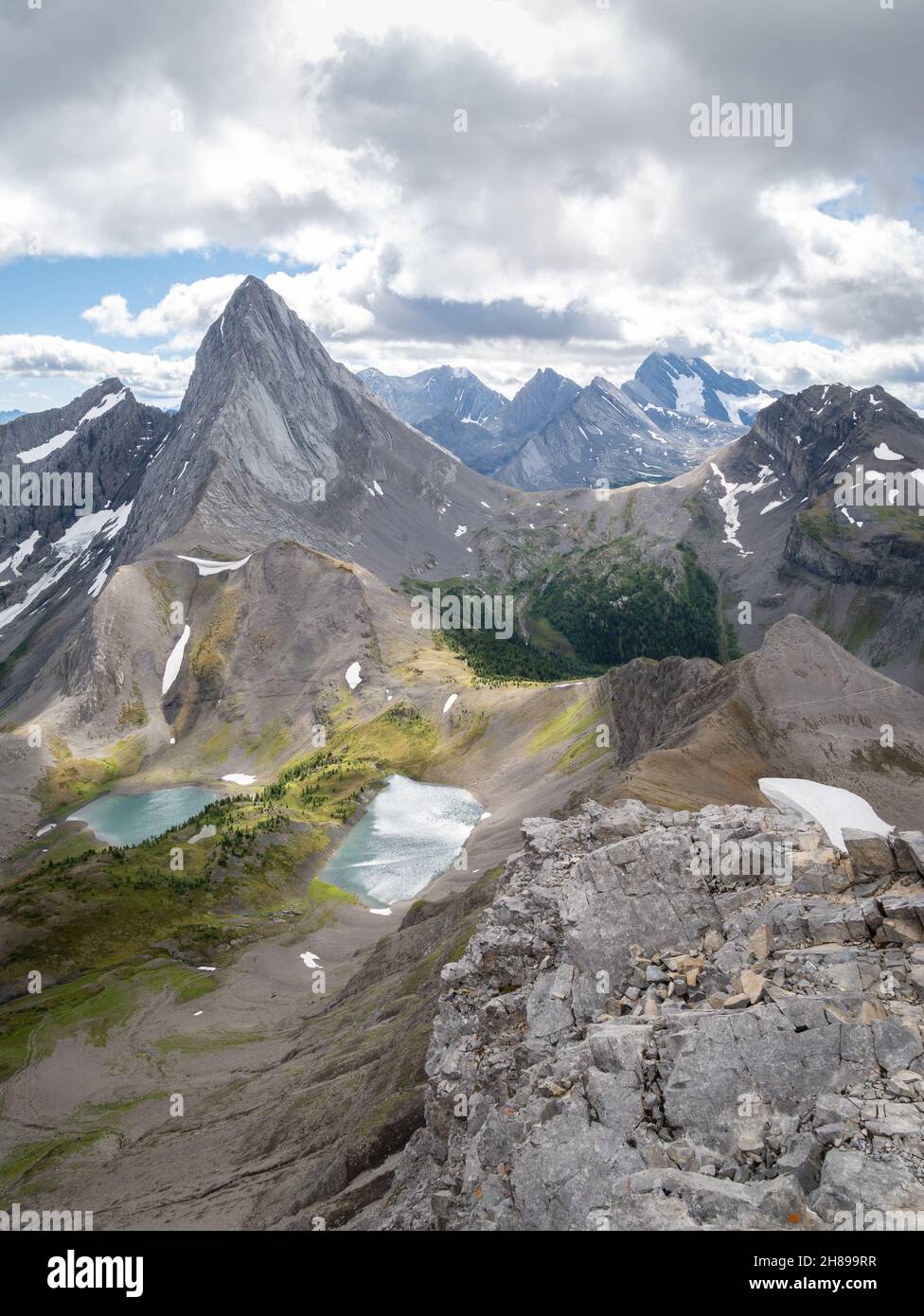 vue verticale alpine en couleurs automnales avec pic dominant et un peu de neige, Rocheuses canadiennes, Canada Banque D'Images