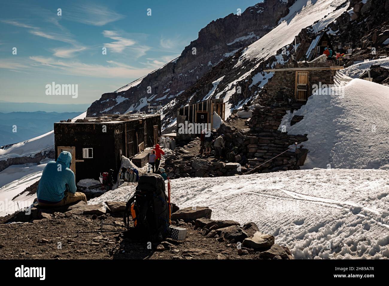 WA19826-00...WASHINGTON - Une fin d'après-midi chargée au Camp Muir avec des grimpeurs qui arrivent et guident les clients du service de préparation de leur équipement pour le lendemain. Banque D'Images