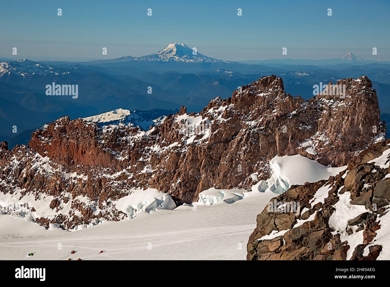 WA19828-00...WASHINGTON - pointes de Cathedral Rocks avec Mount Adams, Mount Hood et Mount Jefferson de la déception astucieuse à Mount Rainier Natio Banque D'Images