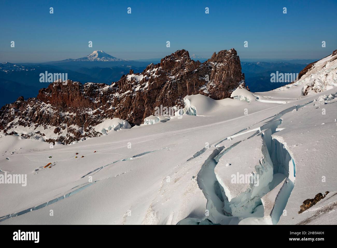 WA19830-00...WASHINGTON - Mount Adams et Mount Hood vus de la route déception de Cleaver, en regardant le camp d'Ingraham High sur le mont Rainier. Banque D'Images