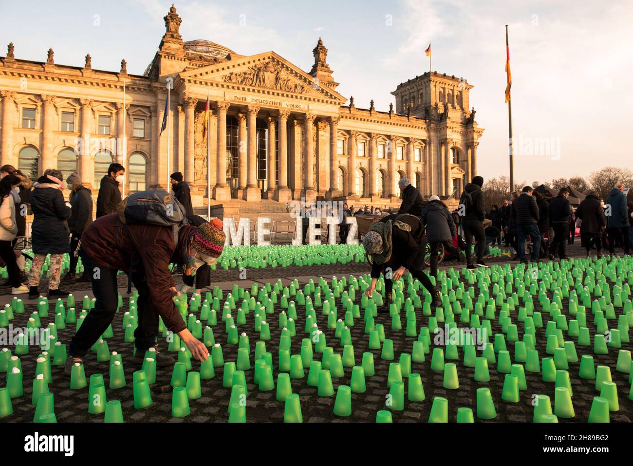 Feux verts devant le bâtiment Reichstag à Berlin, lieu de rencontre du Parlement allemand.Les résidents polonais près de la frontière biélorusse ont allumé des feux verts dans leurs maisons et leurs porches pour guider les migrants hors de la forêt et pour assurer leur sécurité.Manifestation à Berlin le 28 novembre 2021.(Photo de Jakub Podkowiak/PRESSCOV/Sipa USA) Banque D'Images