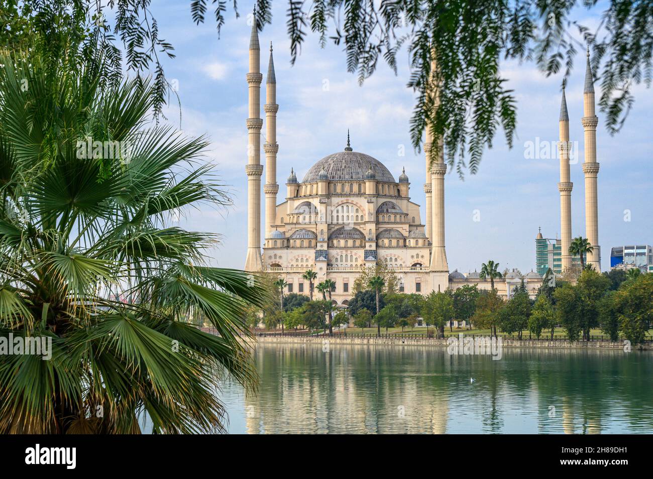 Mosquée centrale Sabanci à Adana, en Turquie, sur la rivière Seyhan.Une des plus grandes mosquées de Turquie avec 6 minarets. Banque D'Images