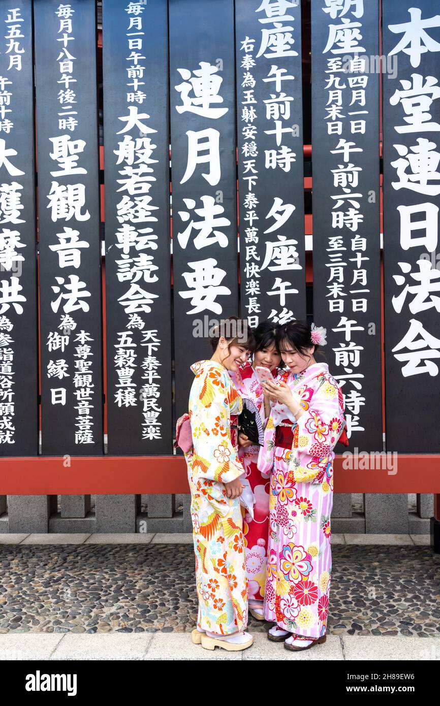 Les femmes japonaises vêtues de Geisha dans un kimono traditionnel, voient leur selfie au temple bouddhiste Sensoji à Asakusa, Tokyo, Japon.Le temple a été construit pendant la période Kamakura en 645 EC et est le plus ancien et le plus important temple de Tokyo. Banque D'Images