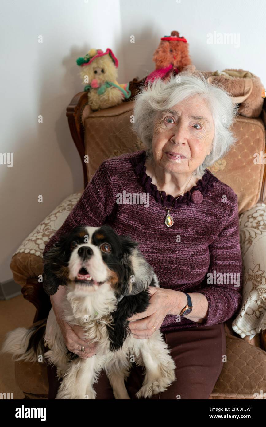 Octogénaire avec son chien Banque D'Images