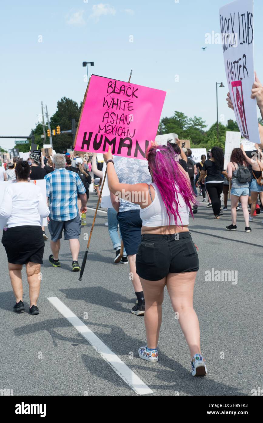 Une femme aux cheveux violets marche dans le BLM de protestation mars à Sterling Heights, Michigan le 6 juin 2020. Banque D'Images