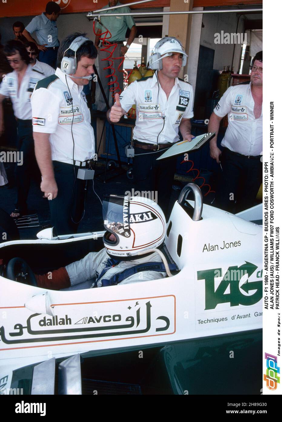 AUTO - F1 1980 - ARGENTINA GP - BUENOS AIRES - PHOTO: DPPI ALAN JONES (AUS) / WILLIAMS FW07 FORD COSWORTH - AMBIANCE - PORTRAIT - GAGNANT PATRICK HEAD - FRANCK WILLIAMS - PHOTO: DPPI/DPPI/LIVEMEDIA Banque D'Images