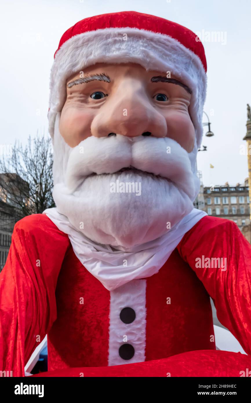 Glasgow, Écosse, Royaume-Uni.28 novembre 2021.Des artistes de fête, des musiciens et des danseurs déguisés divertissent la foule pendant que le carnaval de Noël annuel style Mile défilent dans les rues de la ville.Credit: SKULLY/Alay Live News Banque D'Images