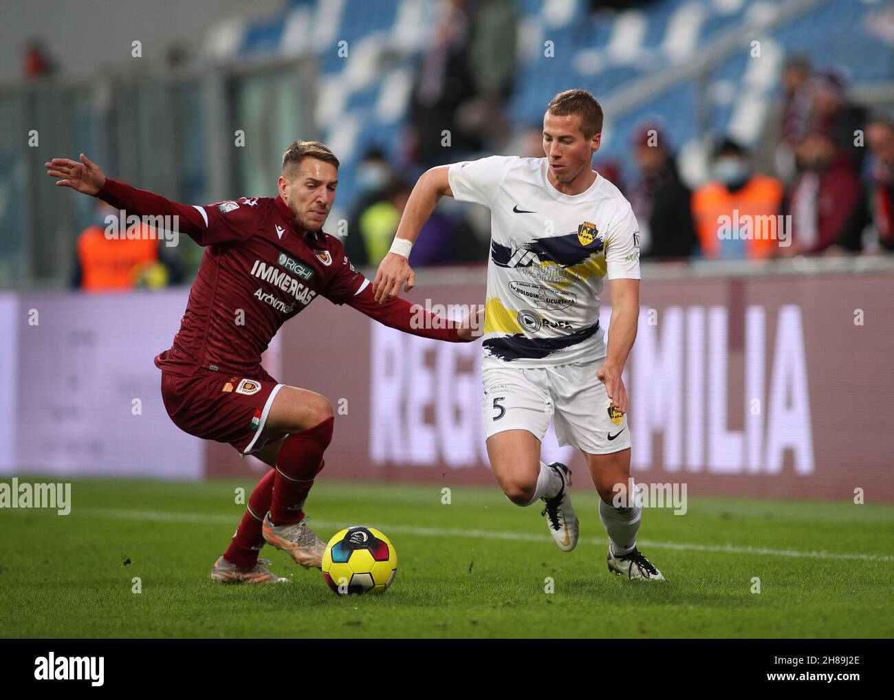 Reggio Emilia, Italie.28 novembre 2021.Reggio Emilia, Italie, novembre 28 2021 Oliver Urso (5 US Viterbese 1908) et Libutti Lorenzo (17 AC Reggiana 1919) en action pendant le match Lega Pro entre AC Reggiana 1919 et US Viterbese 1908 au stade Mapei - Citt del Tricolor à Reggio Emilia, Italie Michele Finessi/SPP crédit :SPP Sport presse photo./Alamy Live News Banque D'Images