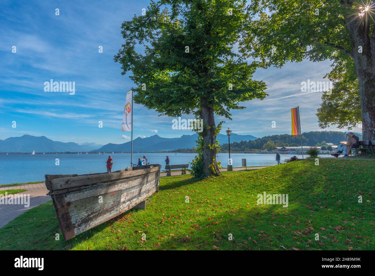 Ville de Prien sur le lac Chiemsee dans le plateau préalpin de Chiemgau, lac et les Alpes, haute-Bavière, sud de l'Allemagne, Europe Banque D'Images