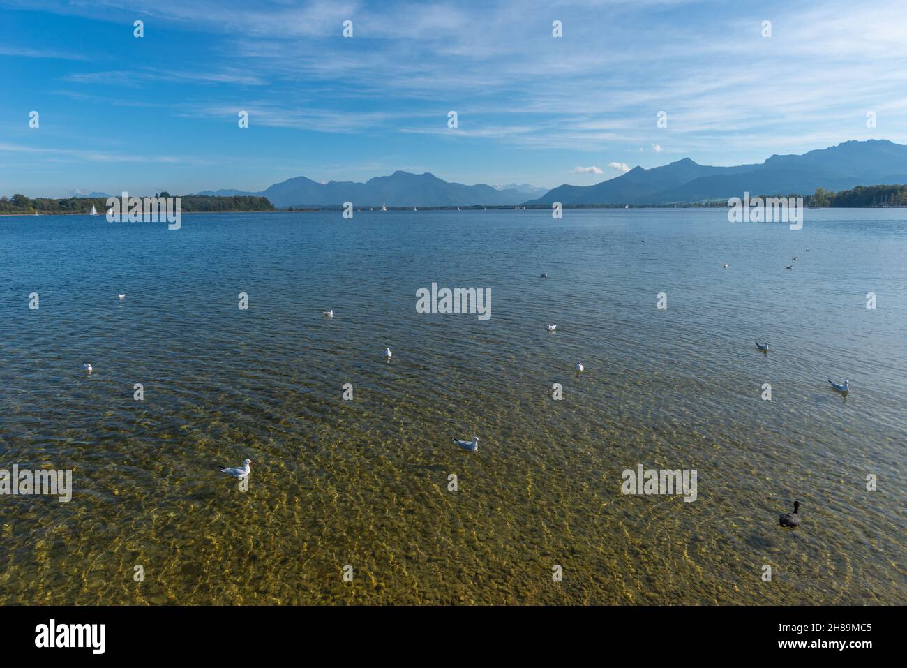 Ville de Prien sur le lac Chiemsee dans le plateau préalpin de Chiemgau, lac et les Alpes, haute-Bavière, sud de l'Allemagne, Europe Banque D'Images