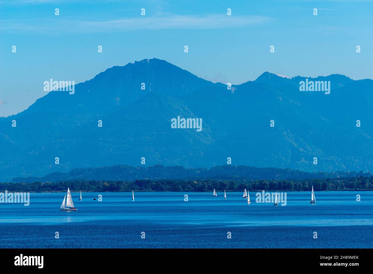 Ville de Prien sur le lac Chiemsee dans le plateau préalpin de Chiemgau, lac et les Alpes, haute-Bavière, sud de l'Allemagne, Europe Banque D'Images