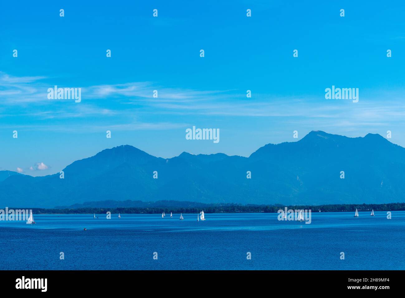 Ville de Prien sur le lac Chiemsee dans le plateau préalpin de Chiemgau, lac et les Alpes, haute-Bavière, sud de l'Allemagne, Europe Banque D'Images