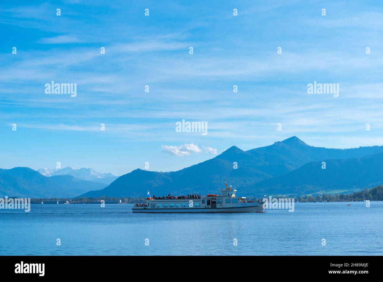 Ville de Prien sur le lac Chiemsee dans le plateau préalpin de Chiemgau, lac et les Alpes, haute-Bavière, sud de l'Allemagne, Europe Banque D'Images