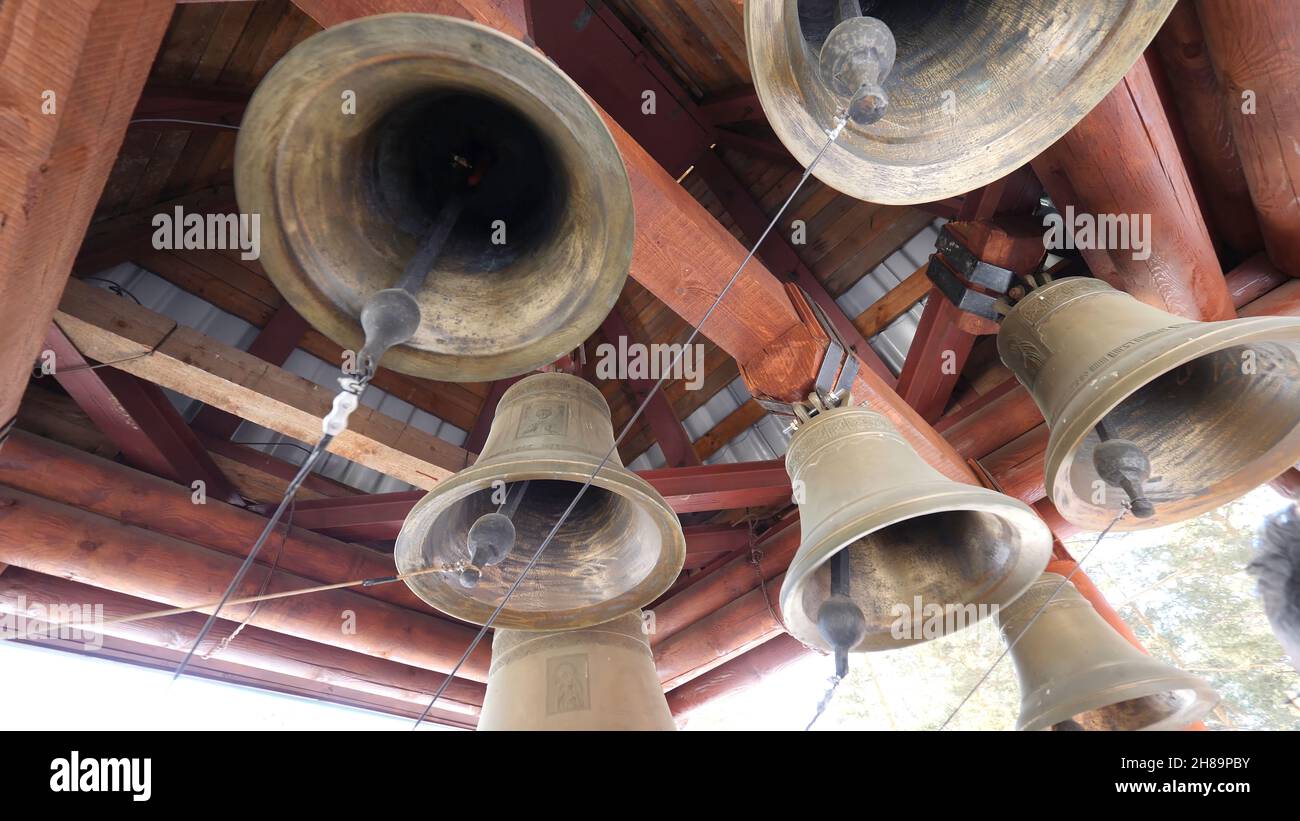 Vue rapprochée des cloches métalliques de l'église orthodoxe.Vue de dessous des cloches de l'église. Banque D'Images