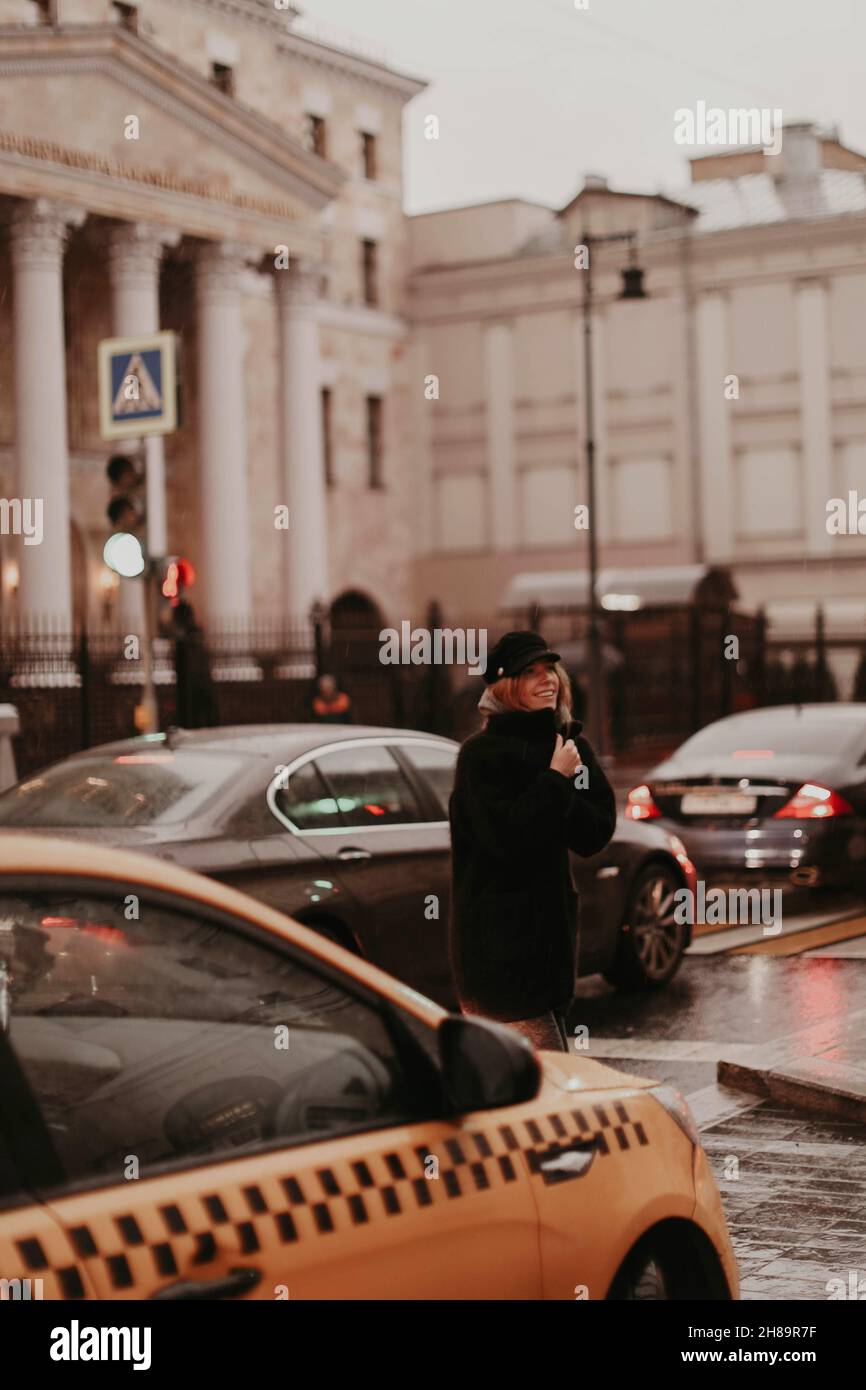 Portrait d'une jeune femme dans un confortable noir automne chaud manteau marchant dans la ville.Street décontracté femme mode Banque D'Images