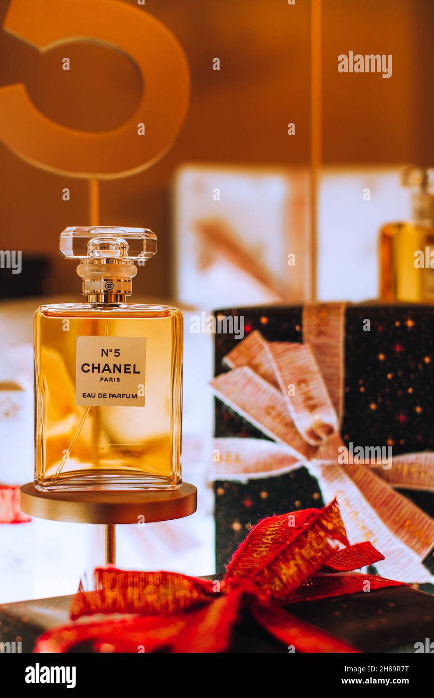 Présentation de la bouteille d'or Chanel No. 5 parfum de la marque  française de luxe Chanel.Parfum célèbre Photo Stock - Alamy