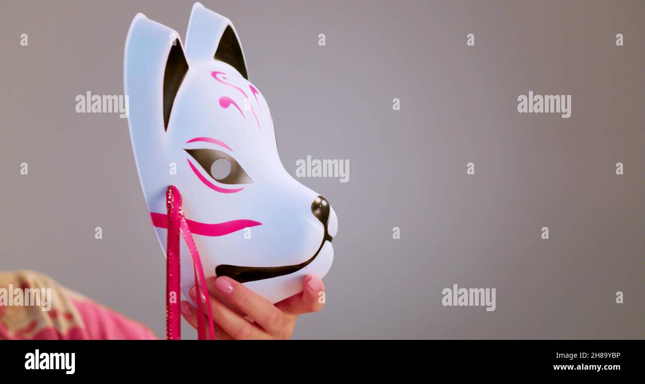 Une photo de masque blanc pour chat Banque D'Images