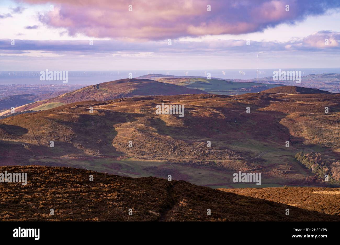 Vue de Moel Famau à Moel Arthur, Penycloddiau et Prestatyn. Banque D'Images