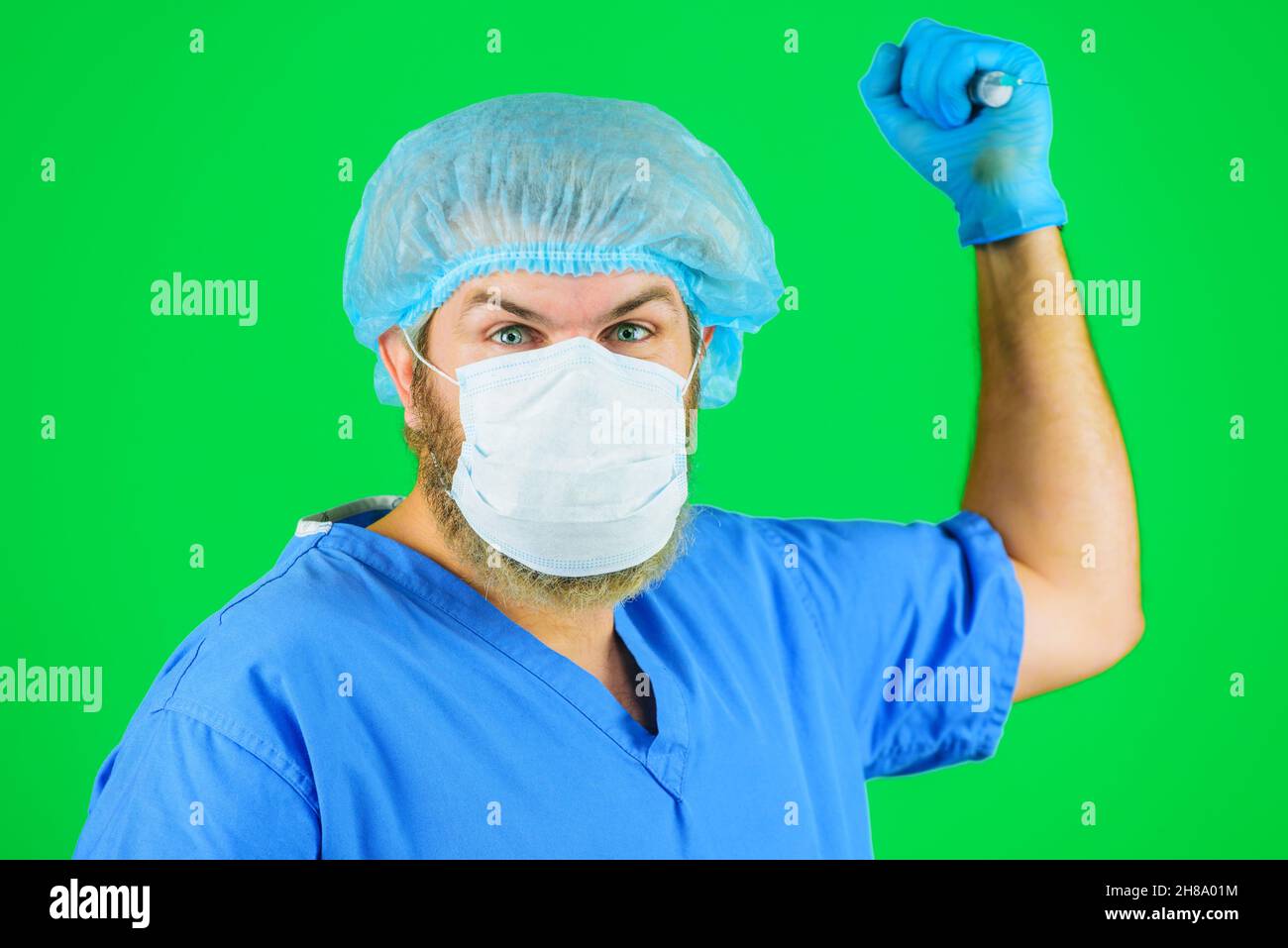 Médecin dans un masque médical et des gants avec une seringue.Pandémie de coronavirus.Concept de vaccination et de soins de santé. Banque D'Images
