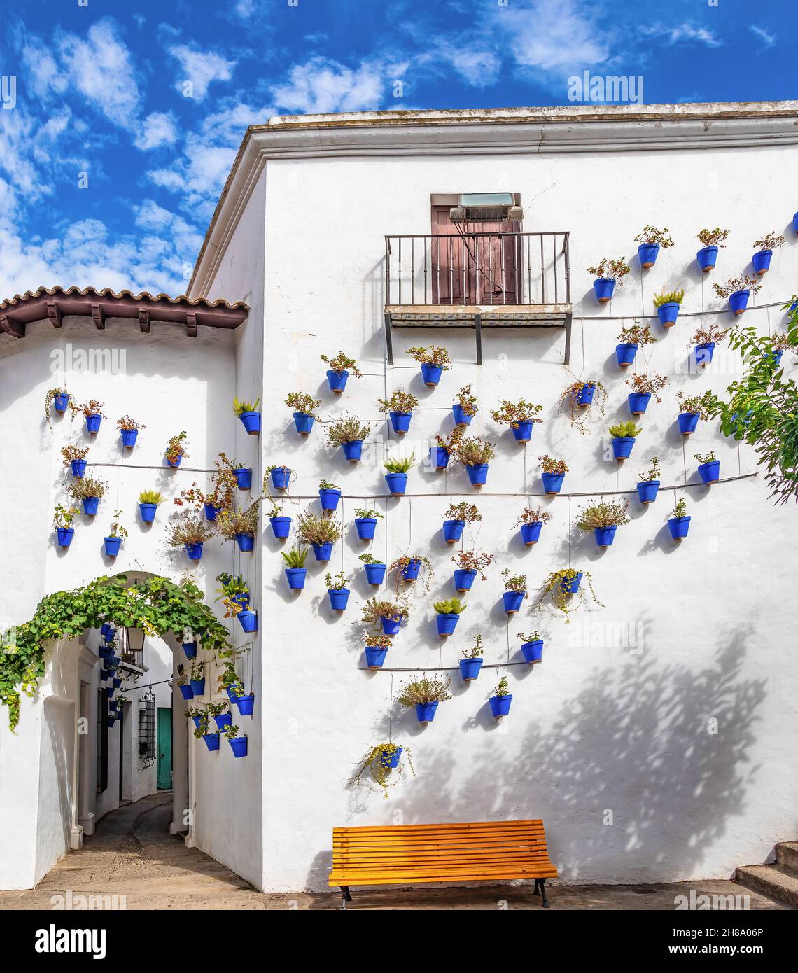 Quartier andalou avec des pots de fleurs bleues accrochés sur les murs blancs d'Arcos de la frontera, à Poble Espanyol, village espagnol à Barcelone, Cat Banque D'Images