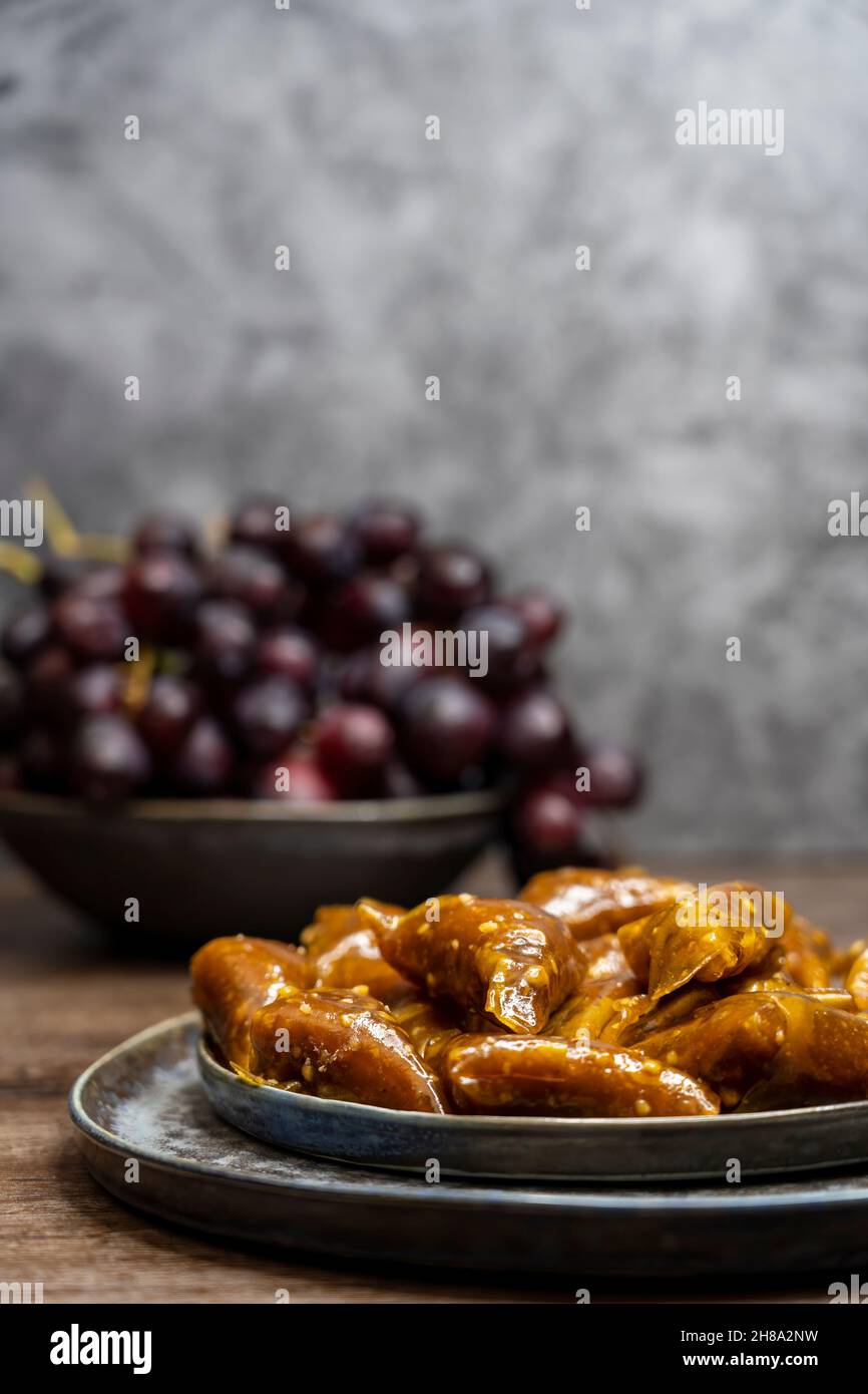 Sucré turc. Pâte de pâte de raisin miel noisette avec garniture de noisette. Banque D'Images