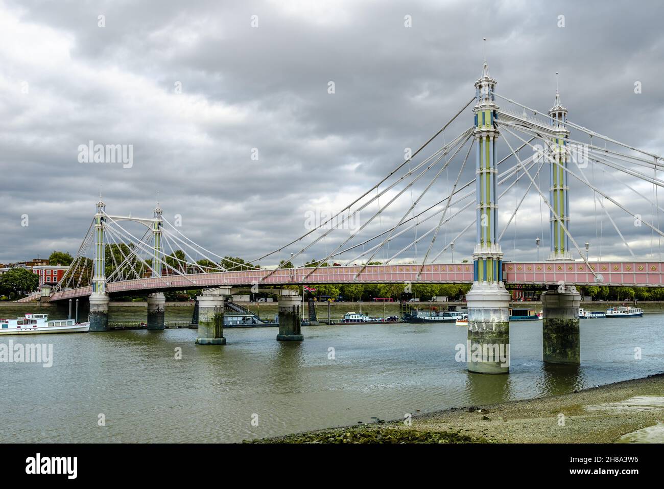 Vue sur le pont Albert, un pont routier au-dessus du Tideway of the River Thames reliant Chelsea à Battersea, à Londres, en Angleterre. Banque D'Images