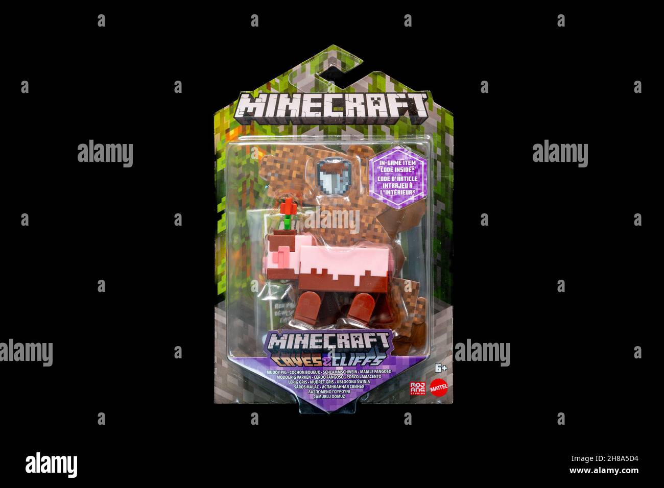 Irvine, Écosse, Royaume-Uni - 15 novembre 2021 : jouet en plastique à thème Minecraft de marque Mattel en carton partiellement recyclable.Convient aux enfants Banque D'Images