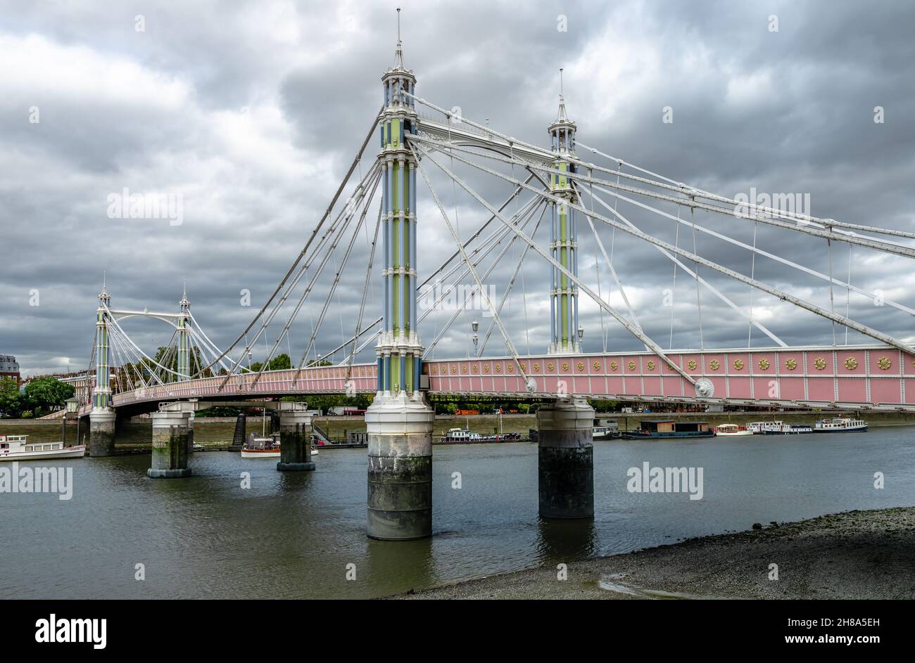 Vue sur le pont Albert, un pont routier au-dessus du Tideway of the River Thames reliant Chelsea à Battersea, à Londres, en Angleterre. Banque D'Images