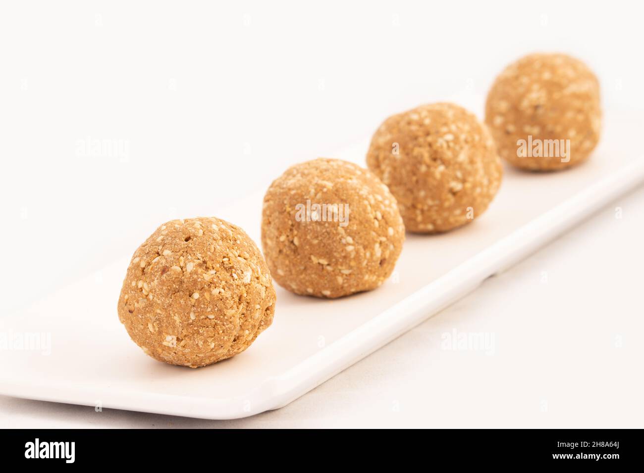 Le Mithai indien connu sous le nom de Tilgul Ladoo, Gajak Laddu, Gajjak Laddoo, Gazak ou Gachak est fait de graines de sésame Til, Gur ou Gard mélangé avec le Mugfali rôti, K Banque D'Images