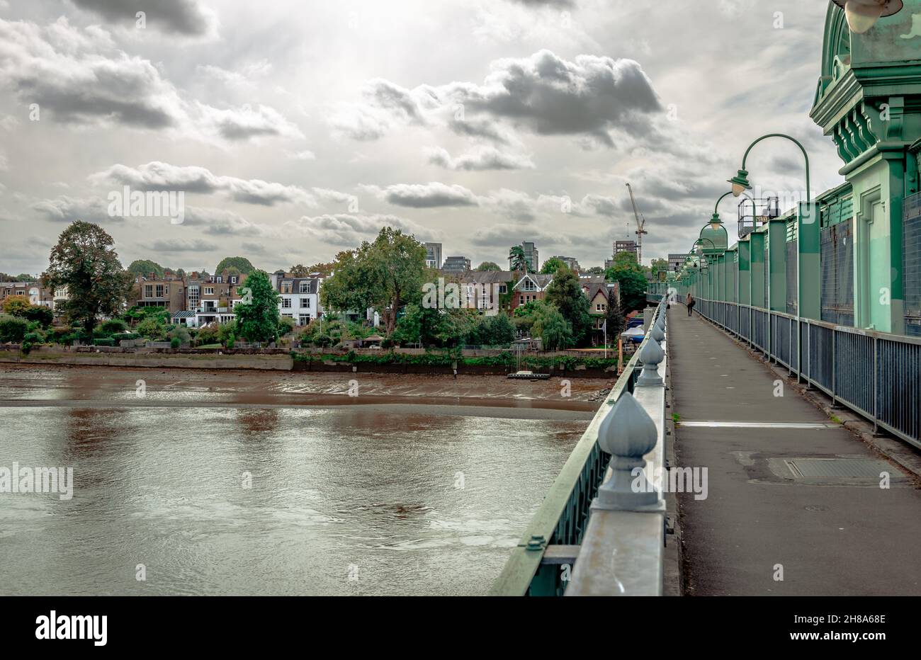 Le pont ferroviaire de Fulham (le pont de fer en commun) qui traverse la Tamise, avec Putney en arrière-plan.Il peut également être traversé à pied. Banque D'Images